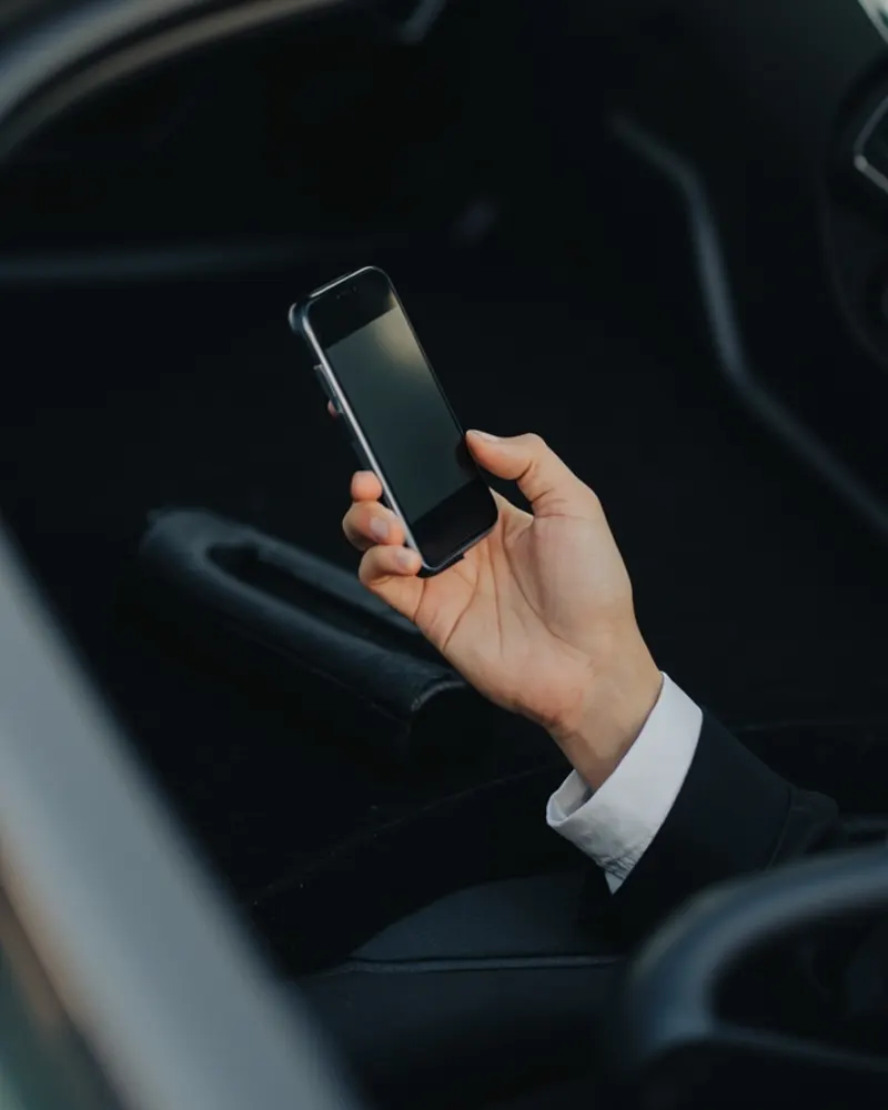Stofzuigen in het interieur van een auto